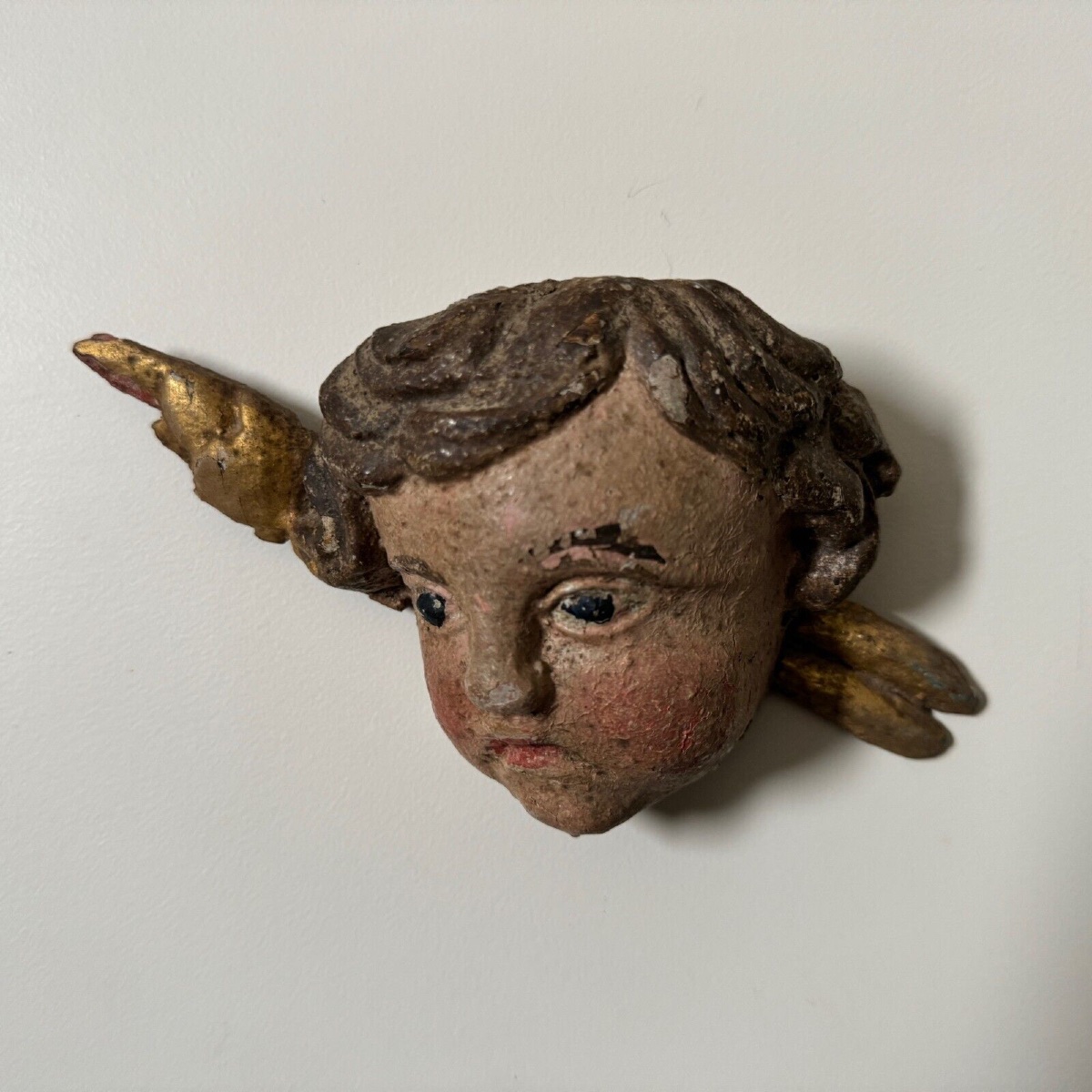 Paire de têtes d'angelots XVIIIe en bois sculpté polychromé avec dorure-photo-3