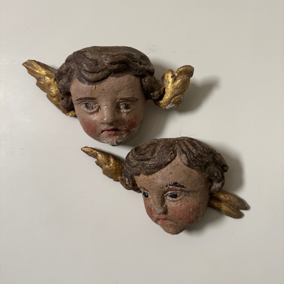Paire de têtes d'angelots XVIIIe en bois sculpté polychromé avec dorure-photo-4