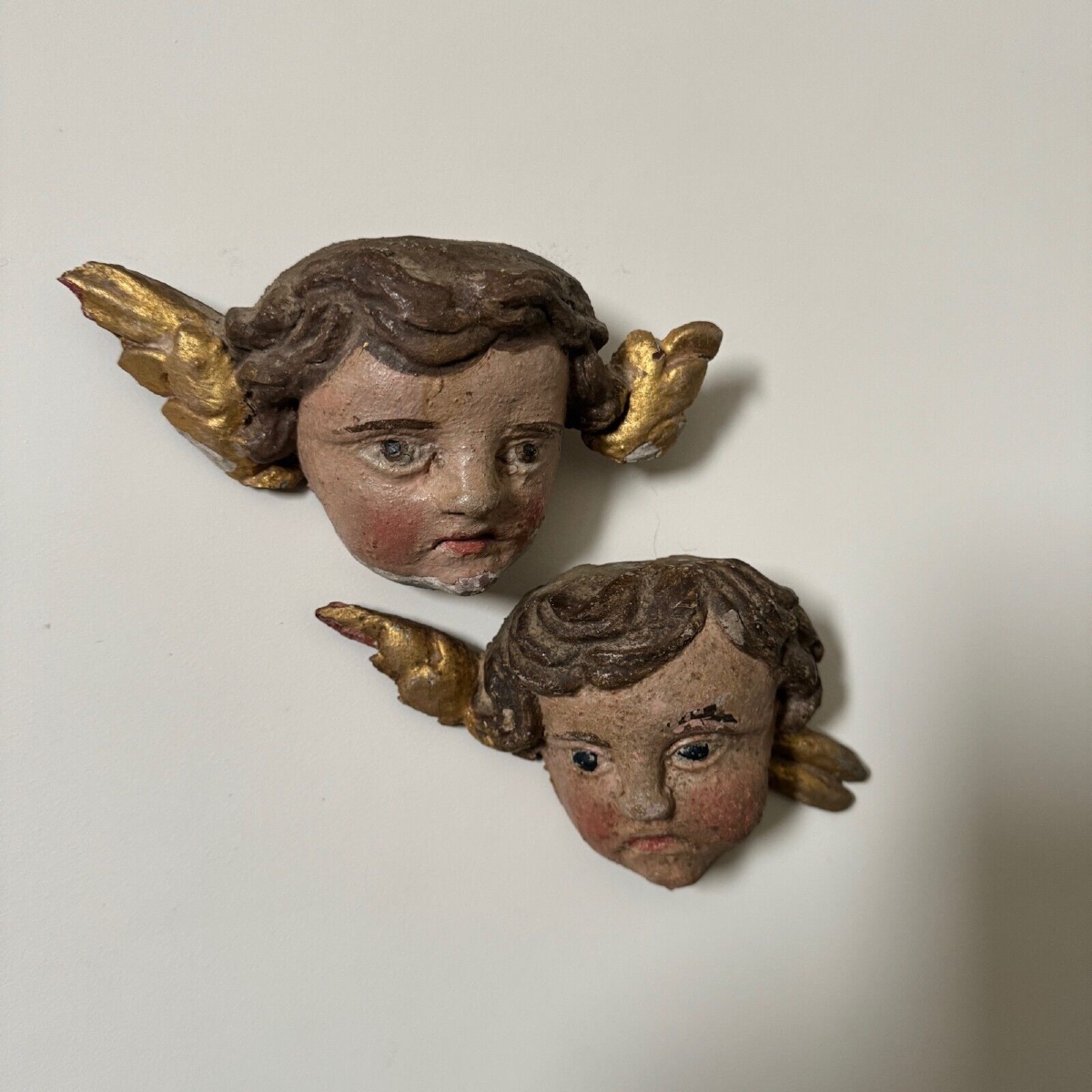 Paire de têtes d'angelots XVIIIe en bois sculpté polychromé avec dorure-photo-1
