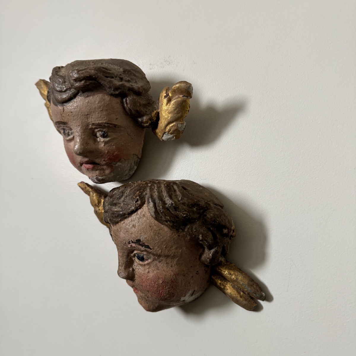 Paire de têtes d'angelots XVIIIe en bois sculpté polychromé avec dorure-photo-2