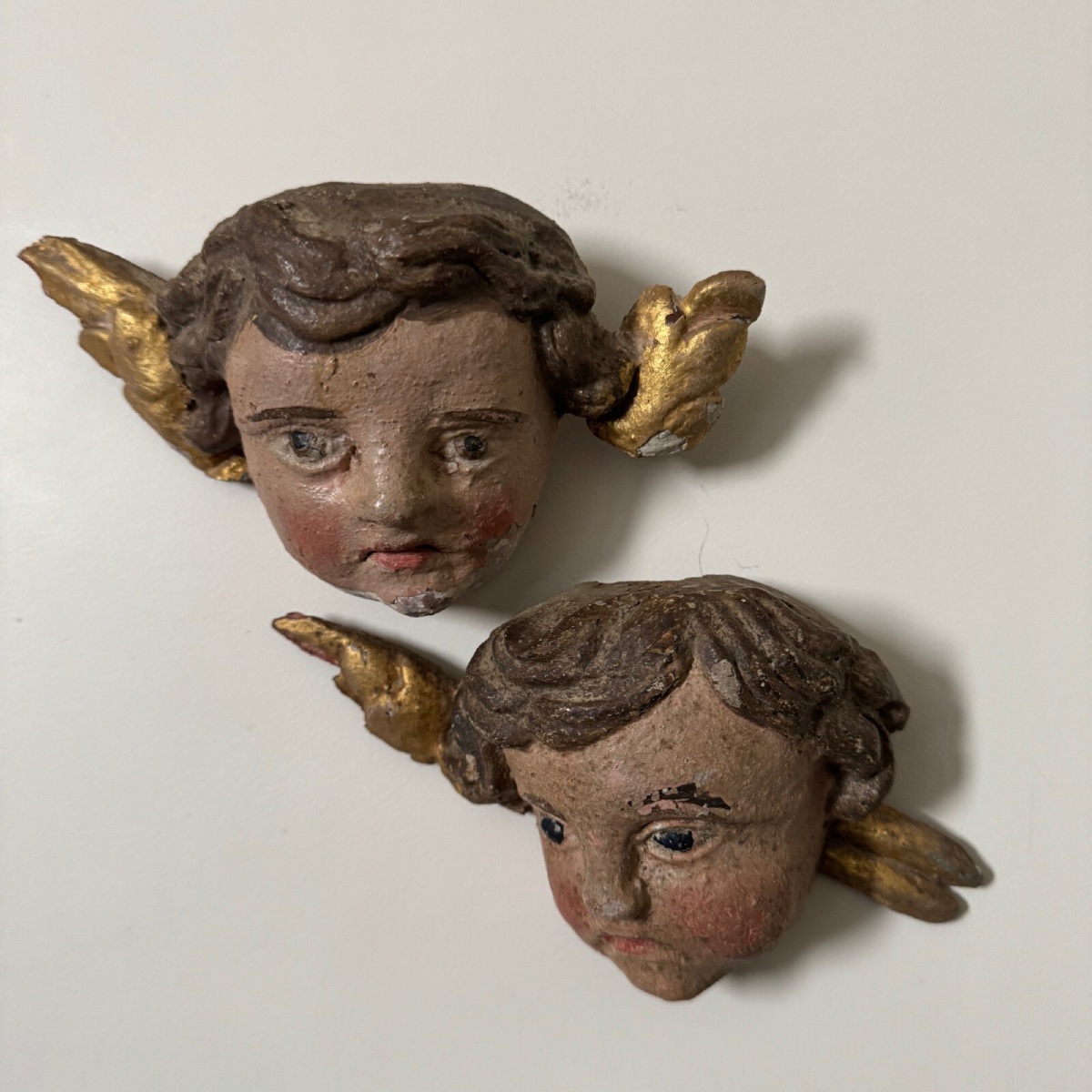 Paire de têtes d'angelots XVIIIe en bois sculpté polychromé avec dorure-photo-4