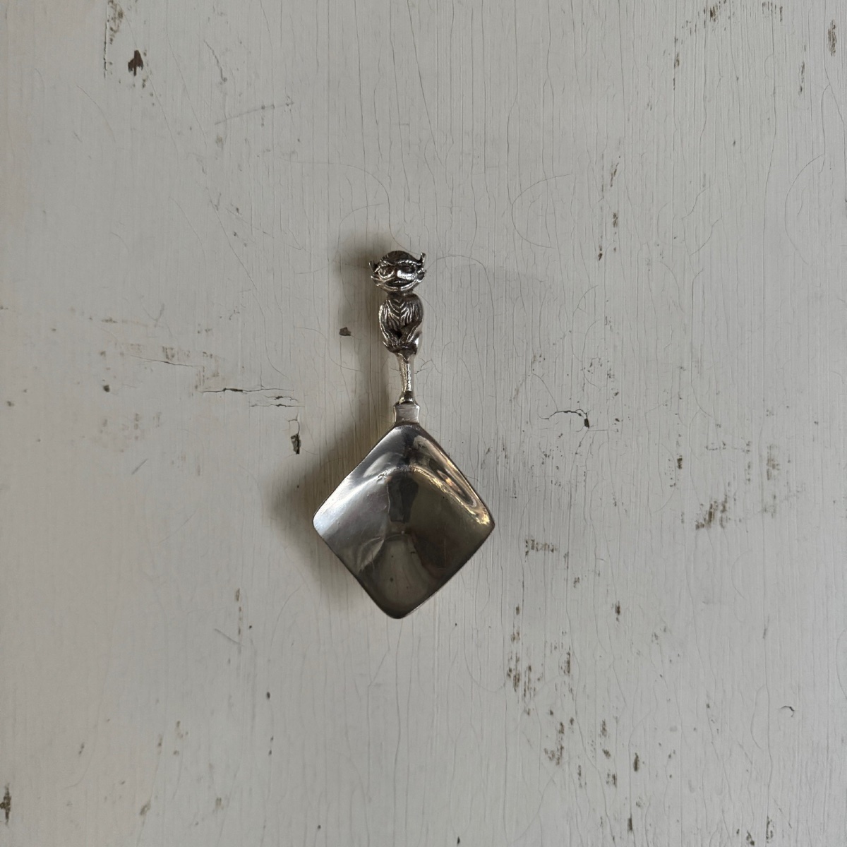 Cuillère en argent ornementée d'un démon-photo-2
