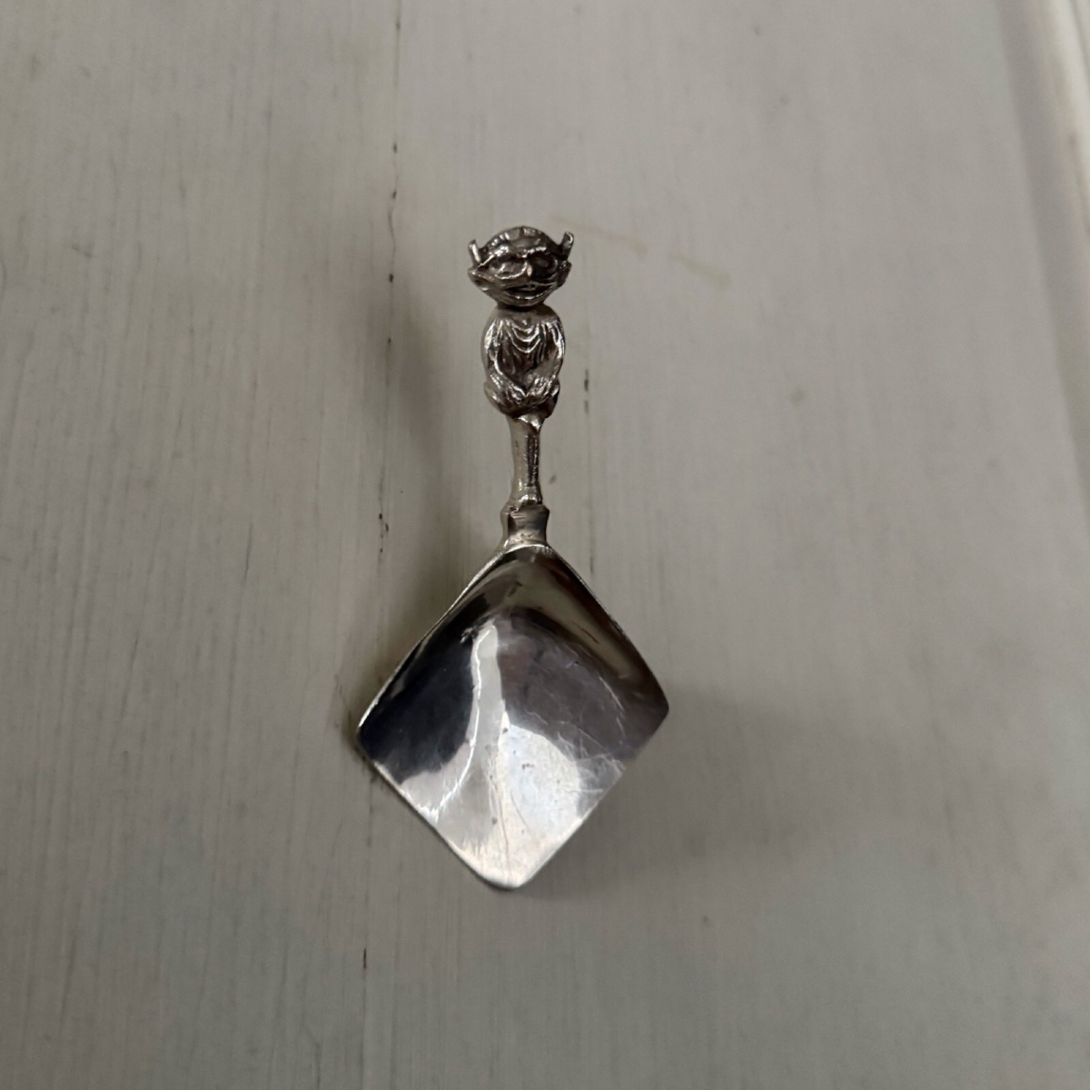 Cuillère en argent ornementée d'un démon-photo-3