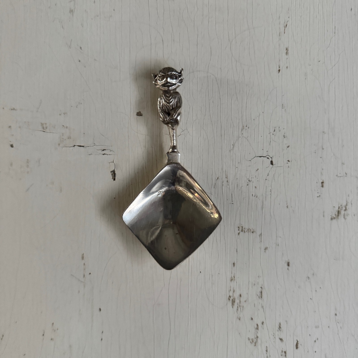 Cuillère en argent ornementée d'un démon