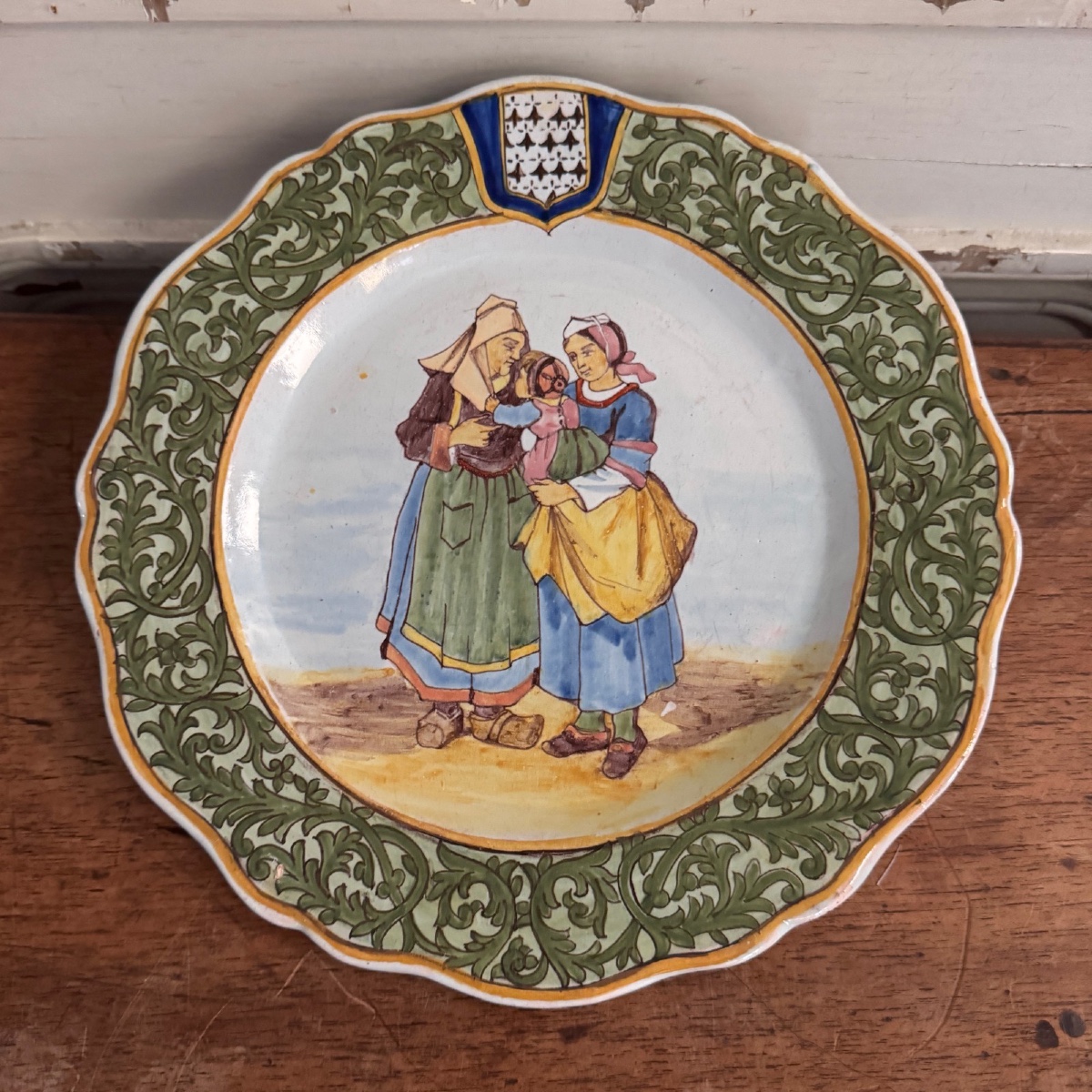 Assiette festonnée Porquier-Beau décor Rosporden et Pont-l'Abbé