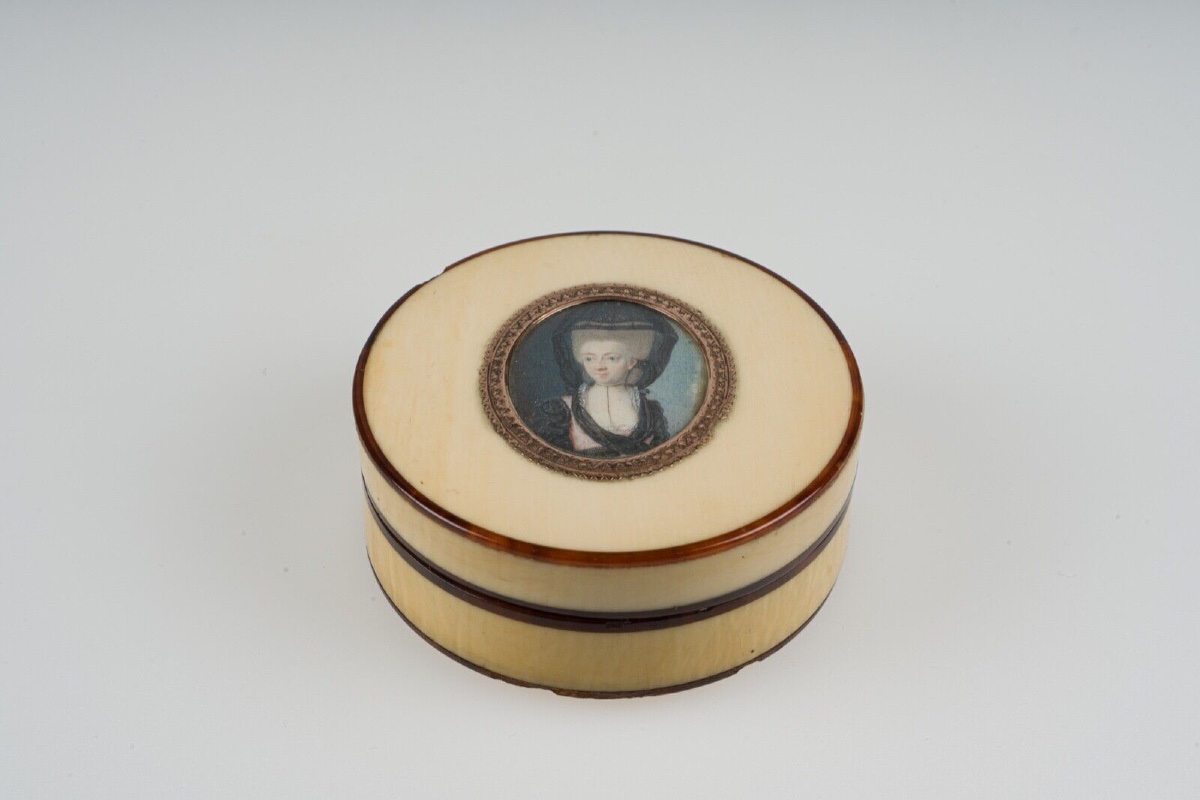 18th Century Ornamented Tortoiseshell Box With Miniature Decoration Of A Woman With A Headdress-photo-3