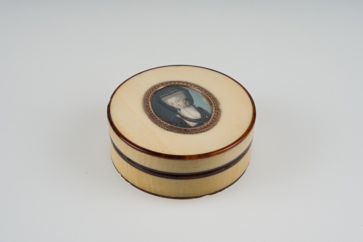 18th Century Ornamented Tortoiseshell Box With Miniature Decoration Of A Woman With A Headdress-photo-1