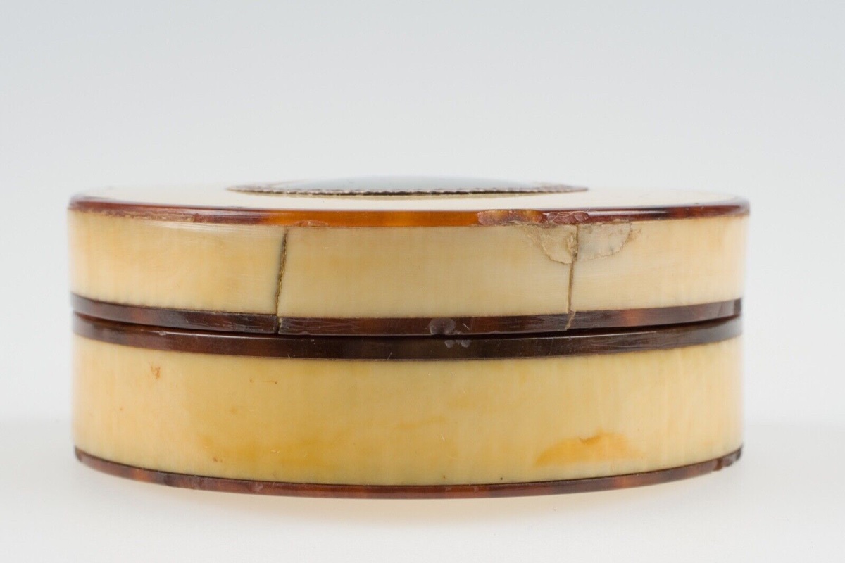 18th Century Ornamented Tortoiseshell Box With Miniature Decoration Of A Woman With A Headdress-photo-3