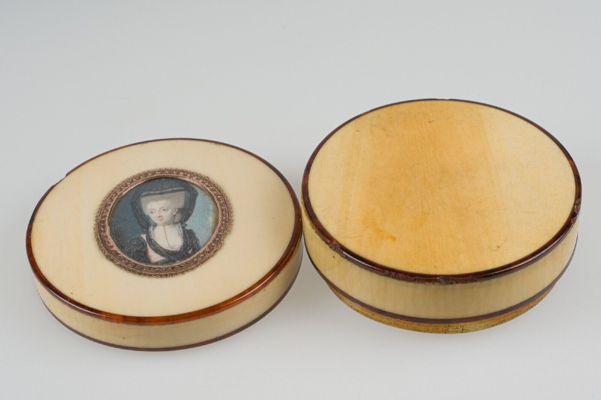 18th Century Ornamented Tortoiseshell Box With Miniature Decoration Of A Woman With A Headdress-photo-5