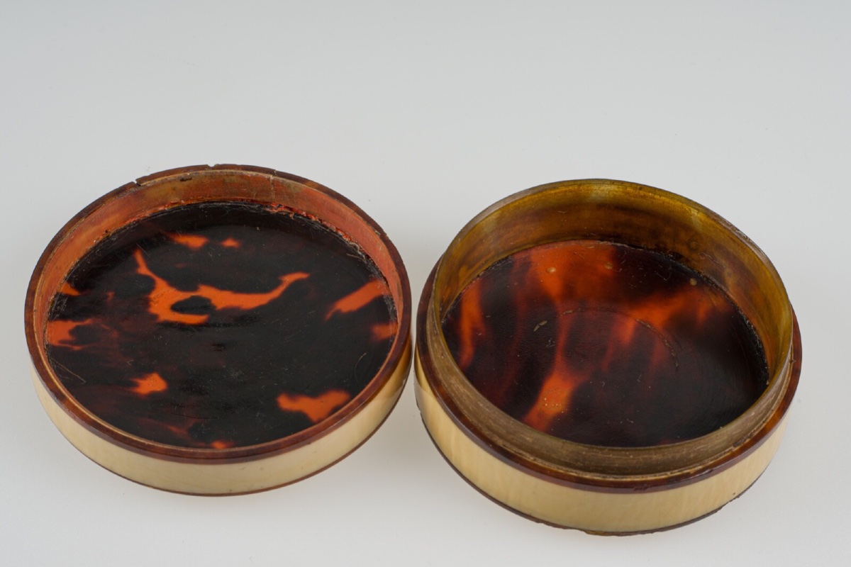 18th Century Ornamented Tortoiseshell Box With Miniature Decoration Of A Woman With A Headdress-photo-6