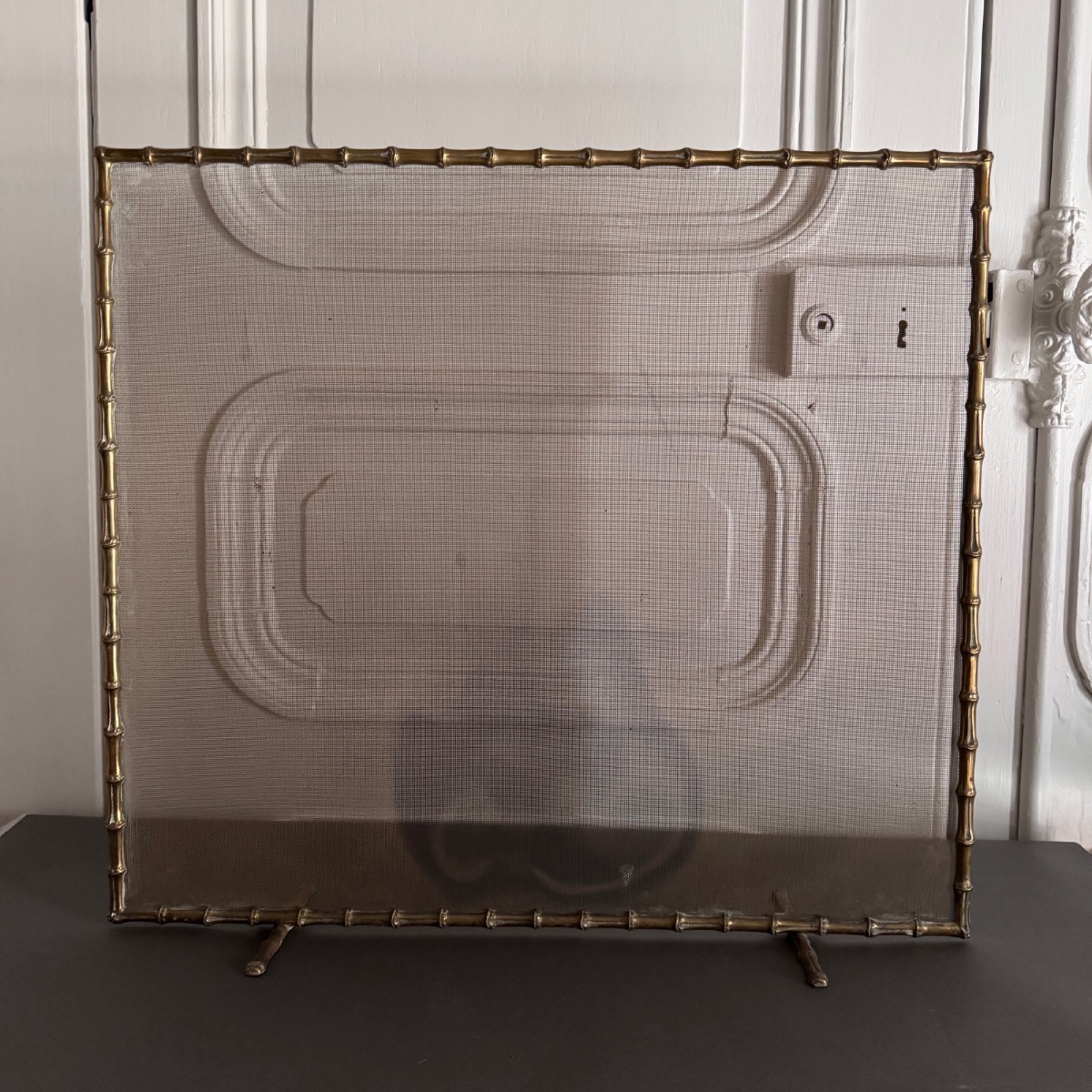 Pare-feu en bronze doré décor de bambou milieu XXe