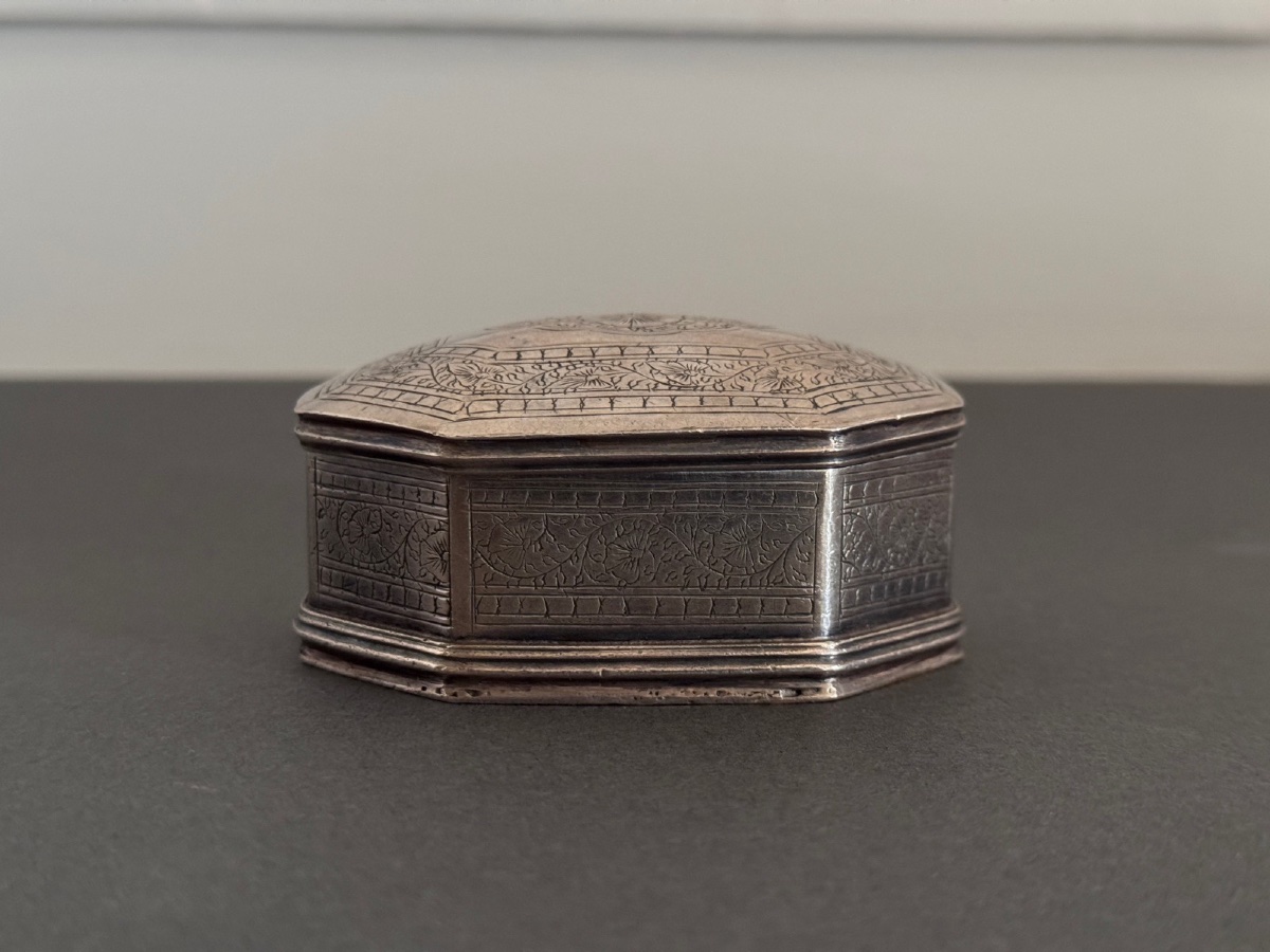 Early 20th-century Sri Lankan Silver Tobacco Box-photo-3