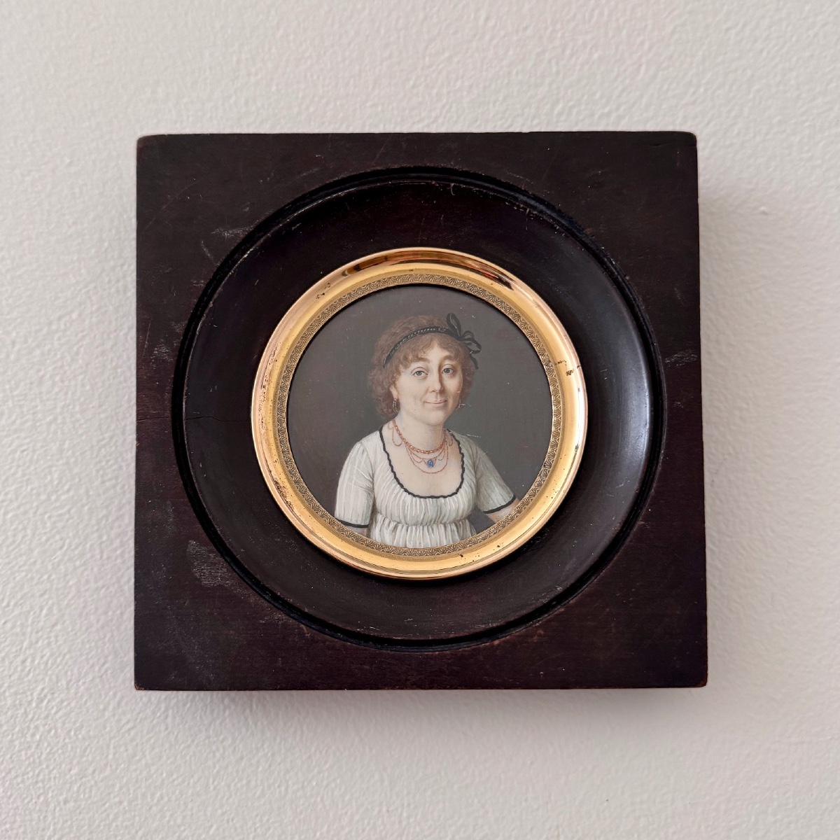 Miniature portrait de femme en buste début XIXe