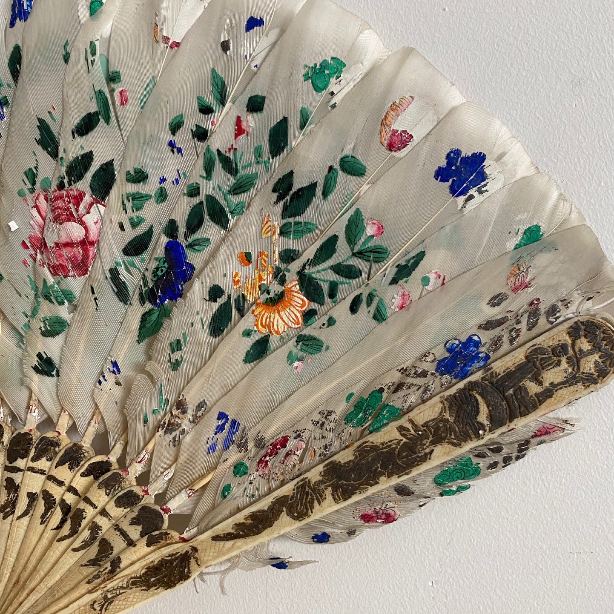 19th-century Fan Made With Feathers And Decorated With Painted Flowers-photo-2