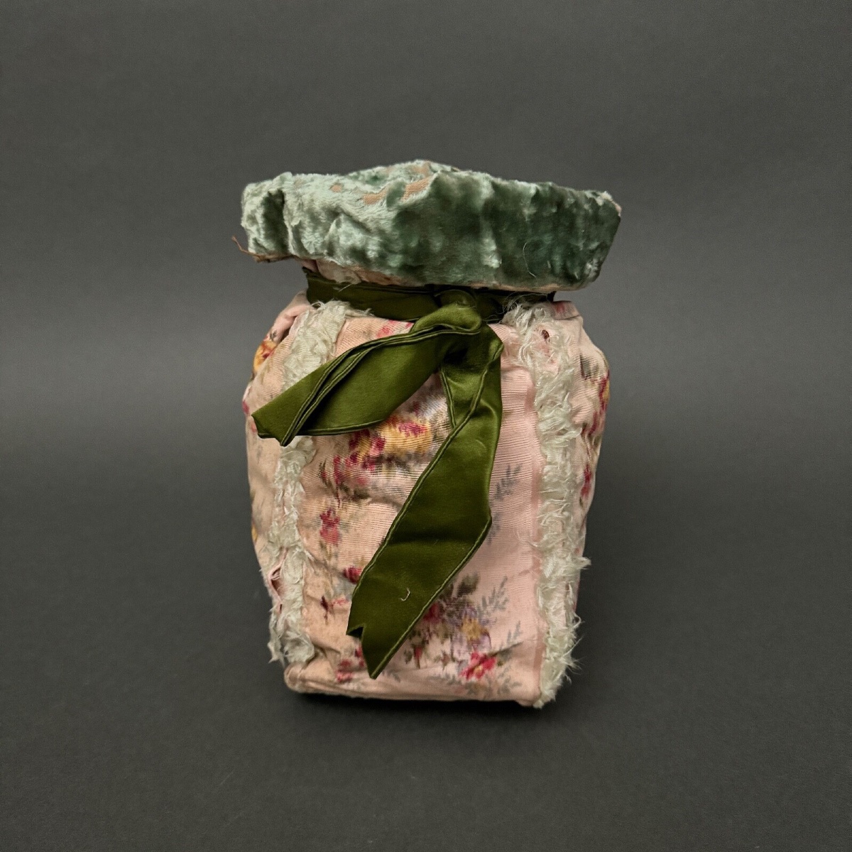 Bourse aumônière fin XVIIIe en broderie ornementée de velours-photo-2