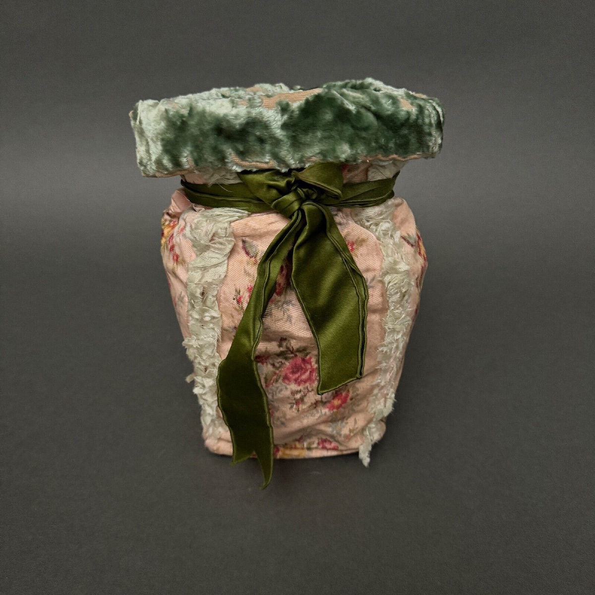 Bourse aumônière fin XVIIIe en broderie ornementée de velours