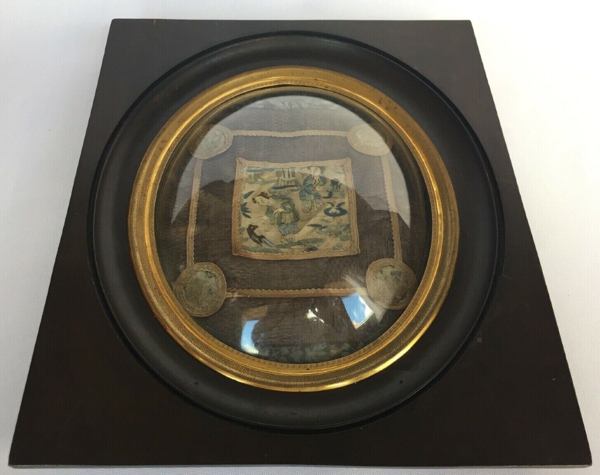 Carré de soie en broderie Chine XIXe dans cadre en poirier noirci laiton