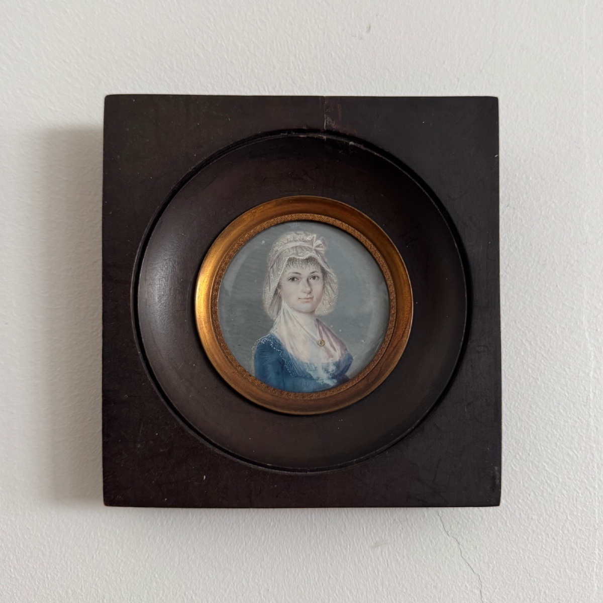 Miniature XIXe représentant une femme portant une coiffe Madame Rigault