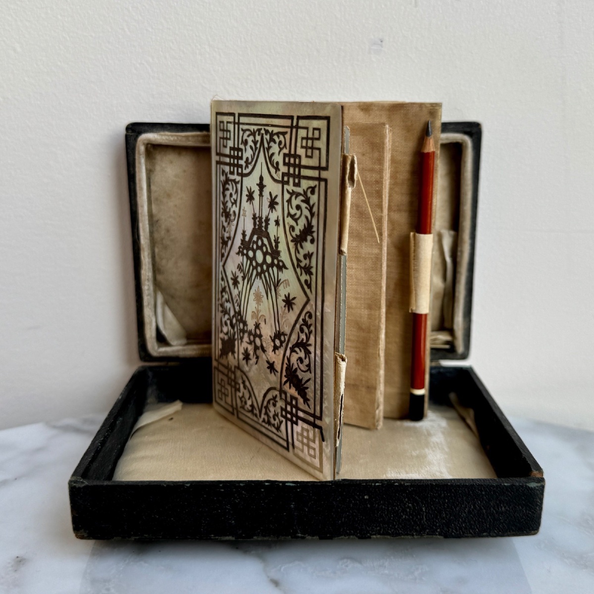 Carnet de bal monogrammé en nacre et marqueterie dans son coffret XIXe-photo-4