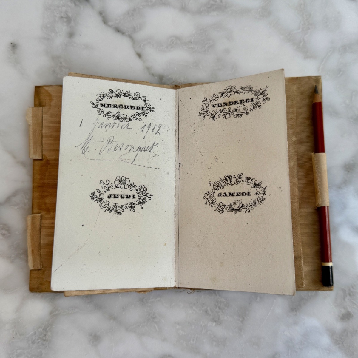 Carnet de bal monogrammé en nacre et marqueterie dans son coffret XIXe-photo-5