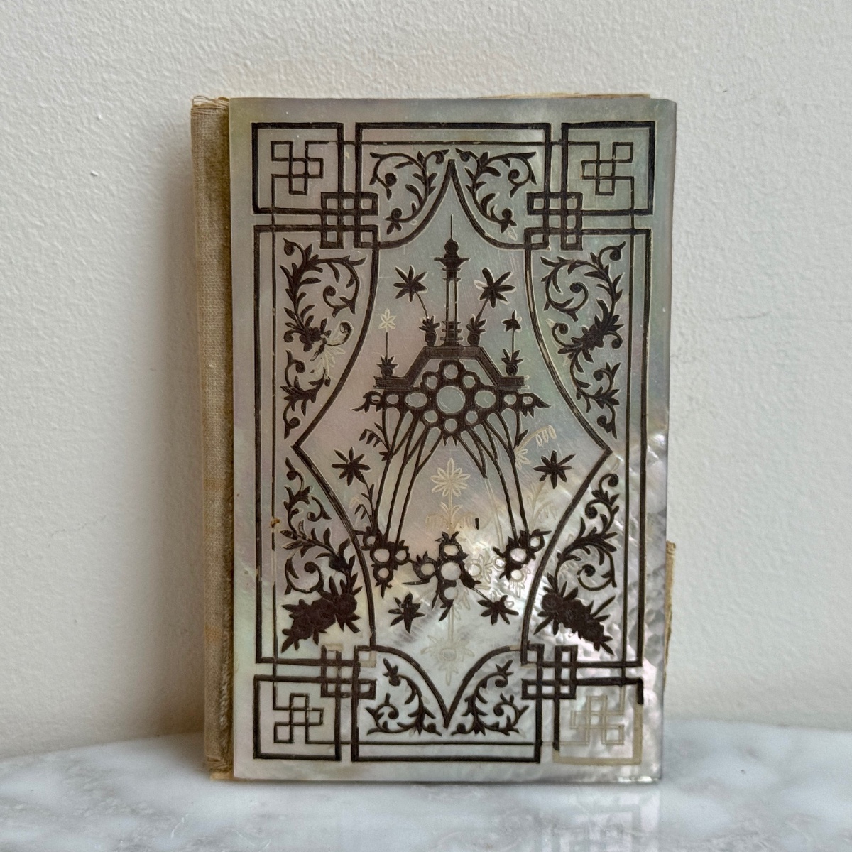 Carnet de bal monogrammé en nacre et marqueterie dans son coffret XIXe