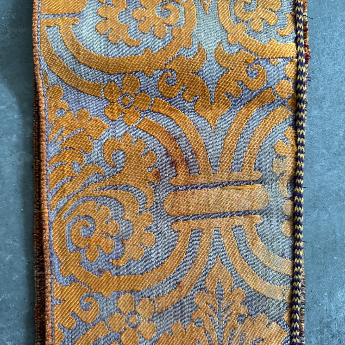 Suite de quatre demi-ceintures de Fès brodées de fils de soie décor floral M3914-photo-4