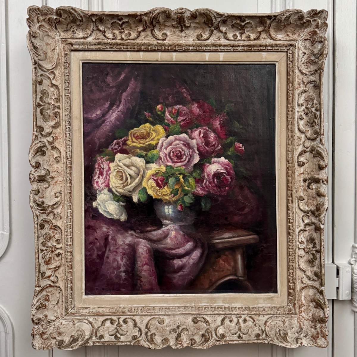 Huile sur toile bouquet de roses et drapé XXe par R. Roque cadre cérusé-photo-2
