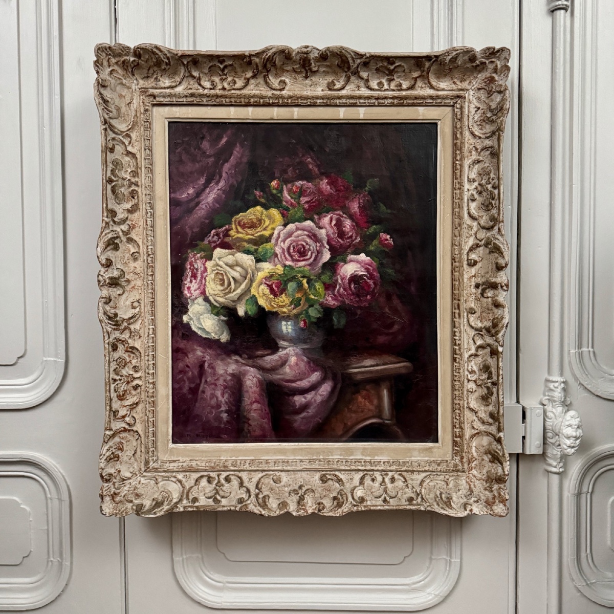 Huile sur toile bouquet de roses et drapé XXe par R. Roque cadre cérusé