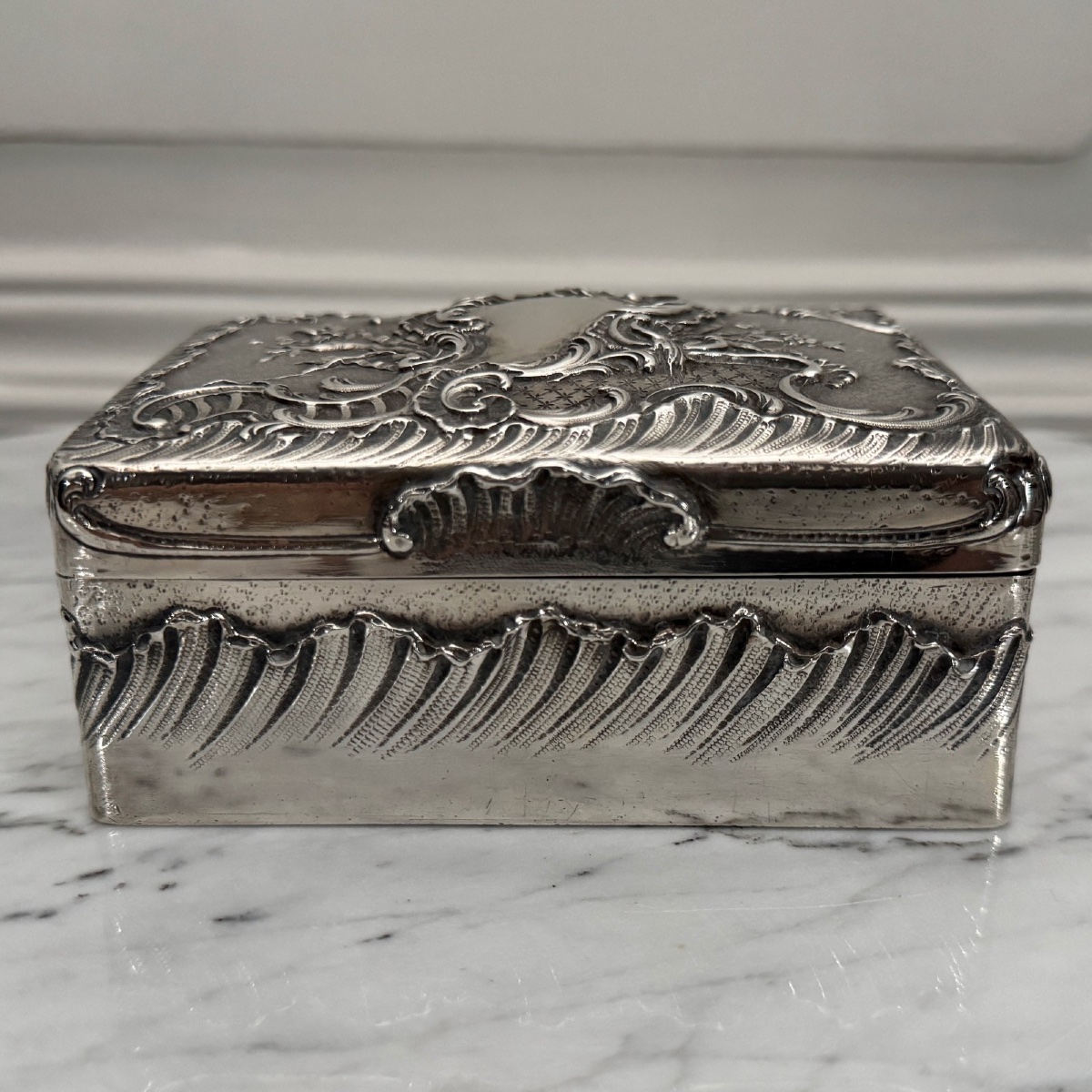Boite en métal argenté style rocaille XIXe décor de coquille-photo-3
