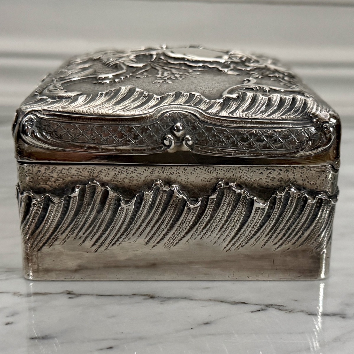 Boite en métal argenté style rocaille XIXe décor de coquille-photo-2