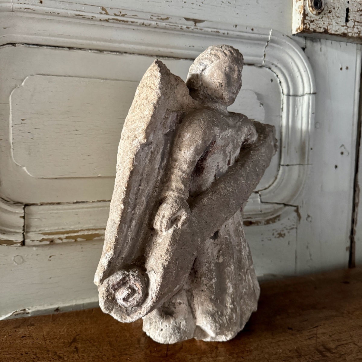 Ange en pierre sculptée tenant un phylactère XVIe-photo-3