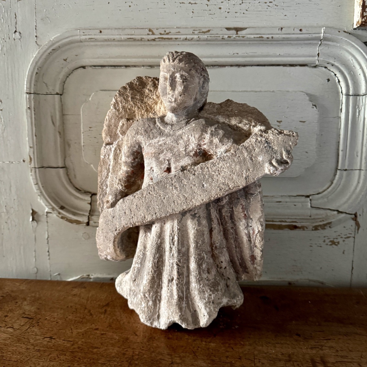 Ange en pierre sculptée tenant un phylactère XVIe-photo-4