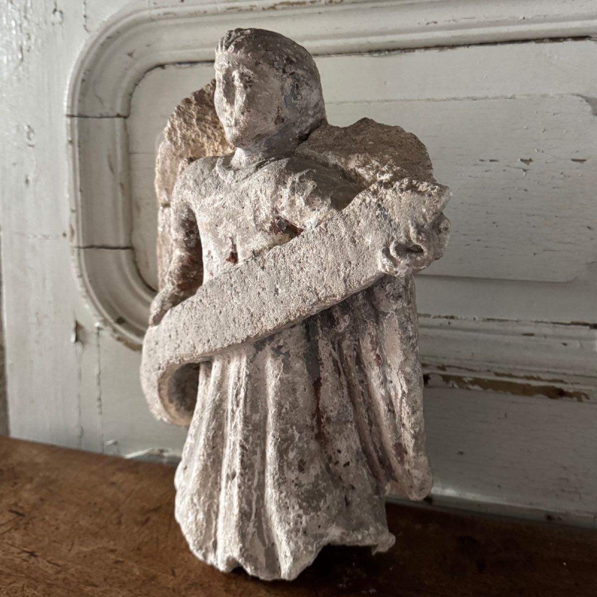 Ange en pierre sculptée tenant un phylactère XVIe-photo-1