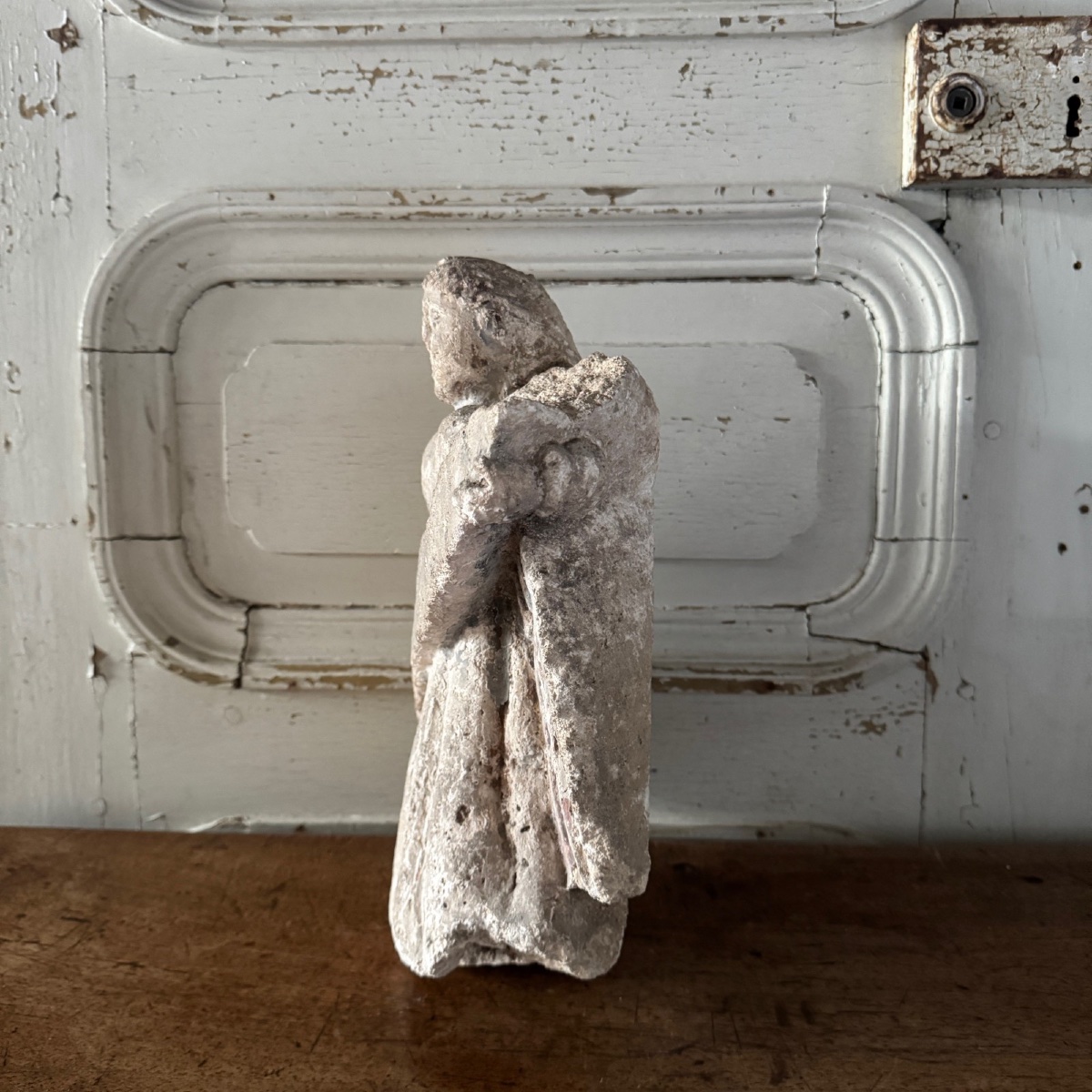 Ange en pierre sculptée tenant un phylactère XVIe-photo-2