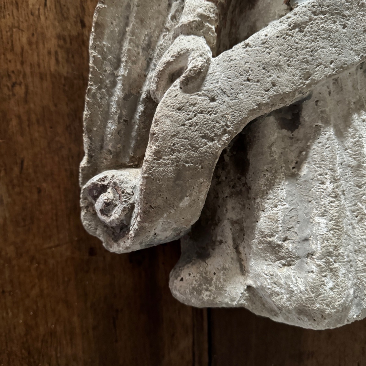 Ange en pierre sculptée tenant un phylactère XVIe-photo-5