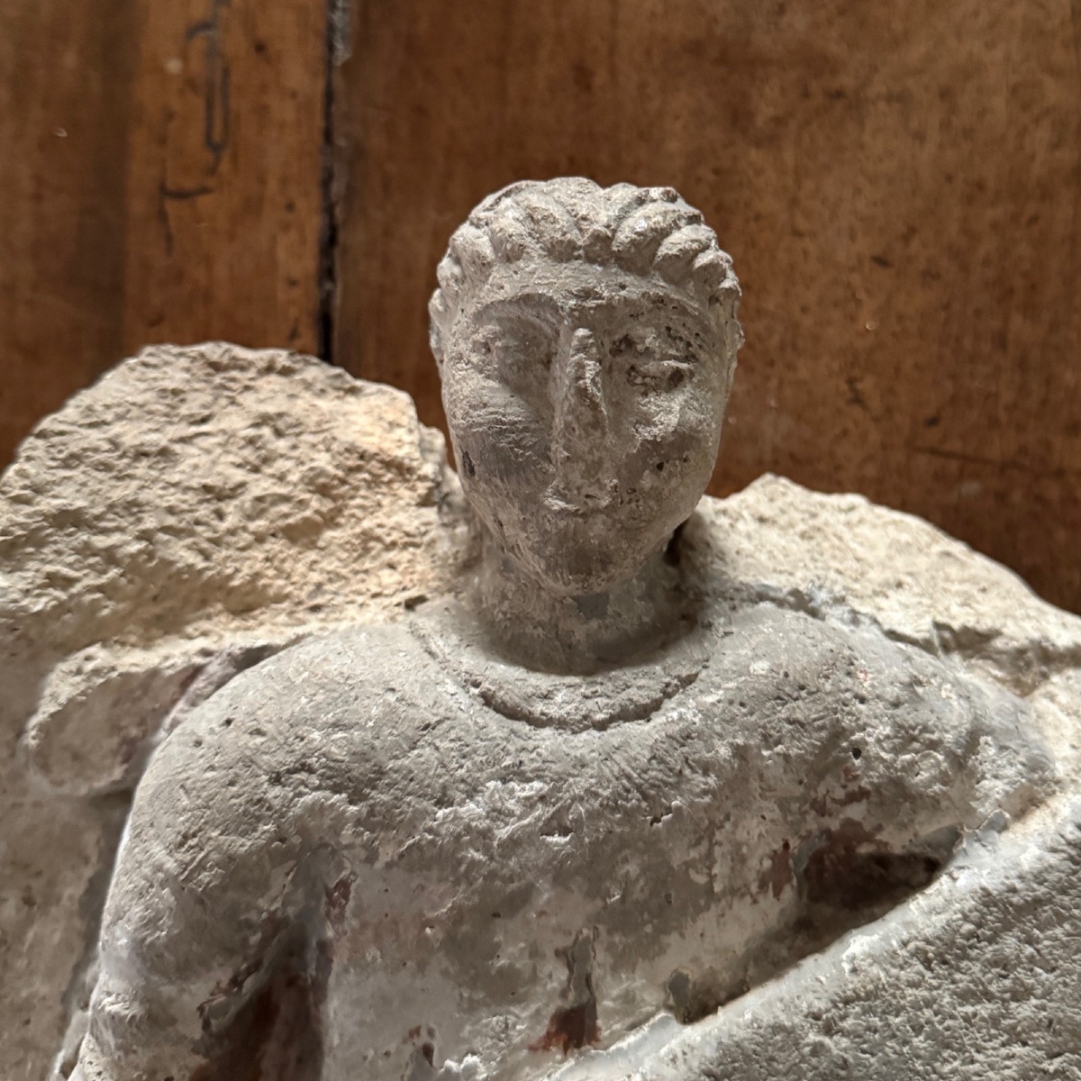 Ange en pierre sculptée tenant un phylactère XVIe-photo-7