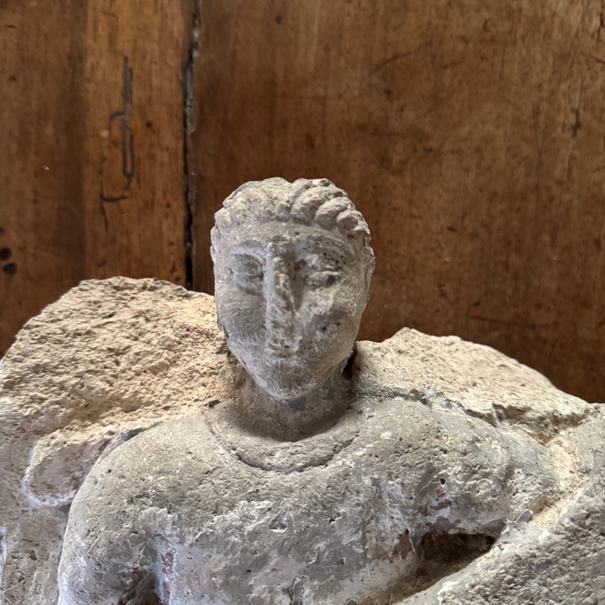 Ange en pierre sculptée tenant un phylactère XVIe-photo-8