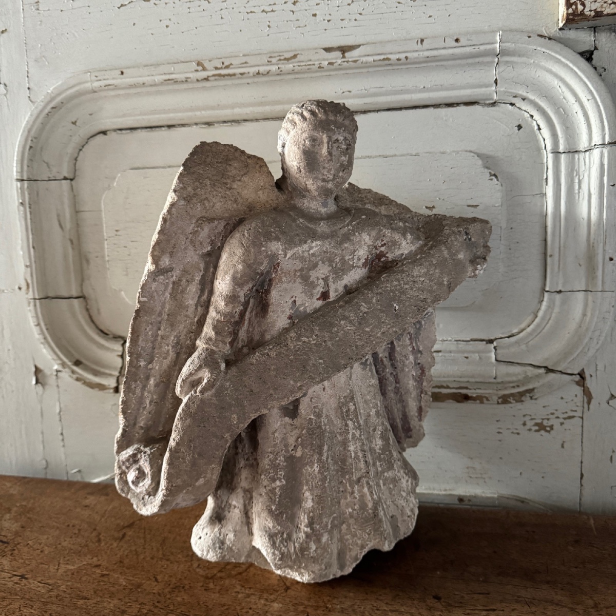 Ange en pierre sculptée tenant un phylactère XVIe