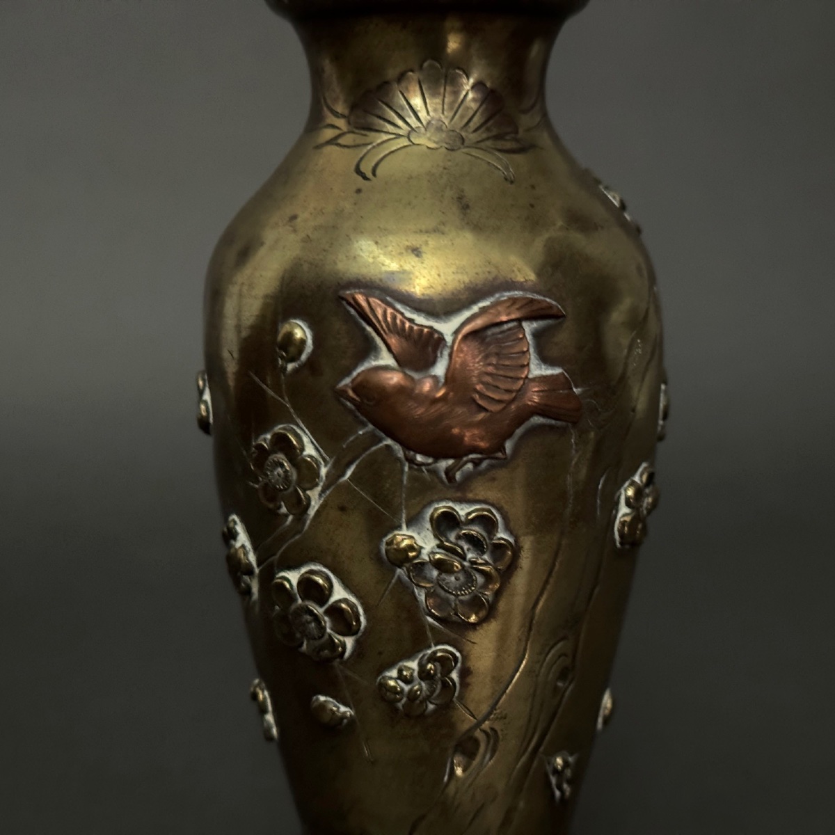 Paire de vases japonais en bronze ciselé incrustation décor d'oiseau-photo-2