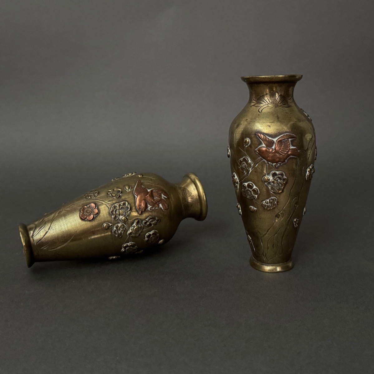 Paire de vases japonais en bronze ciselé incrustation décor d'oiseau-photo-7