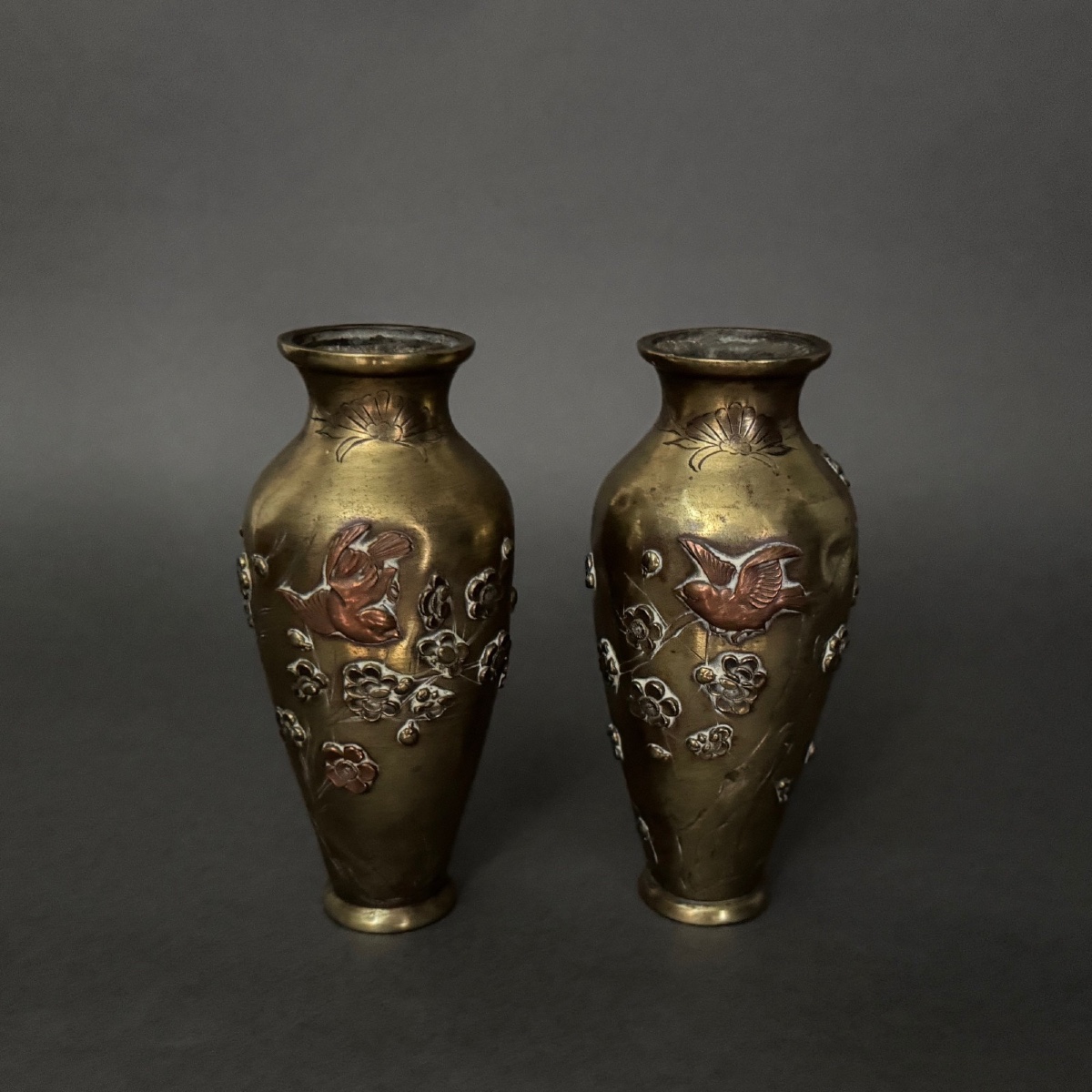 Paire de vases japonais en bronze ciselé incrustation décor d'oiseau