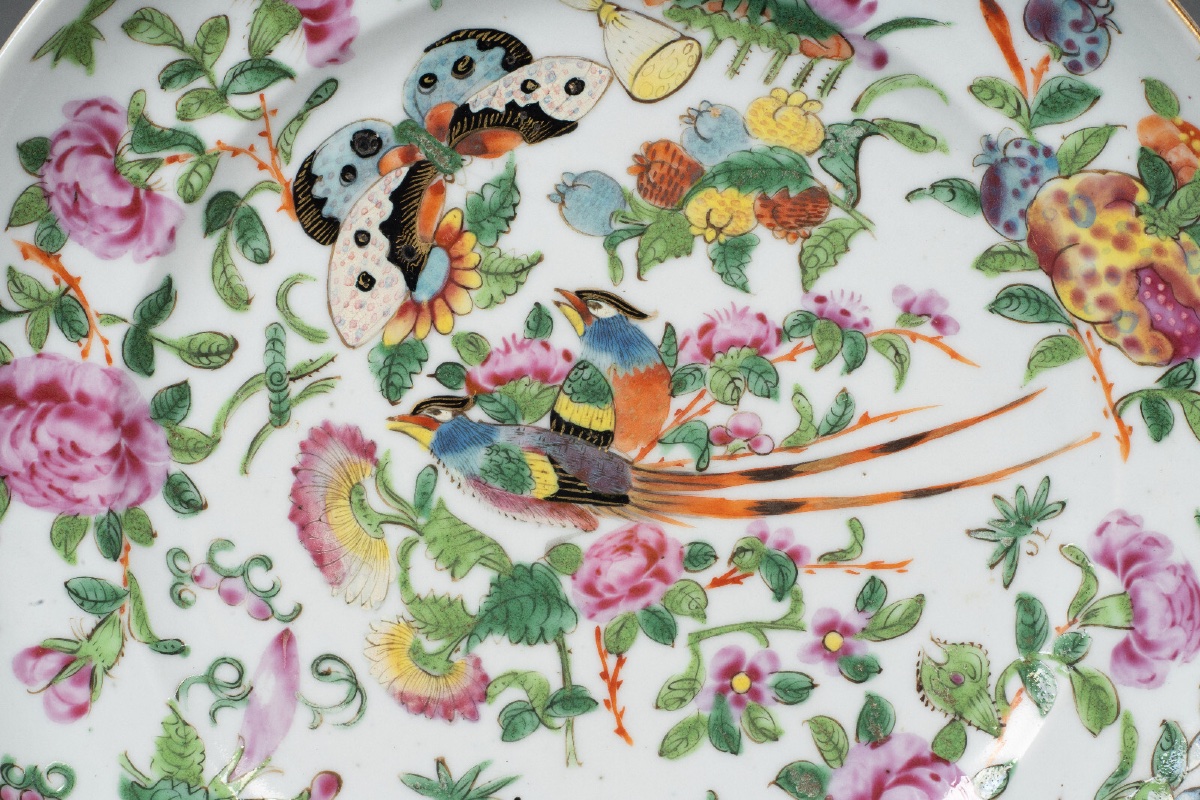 Assiette en porcelaine Canton XIXe décor de papillons-photo-2