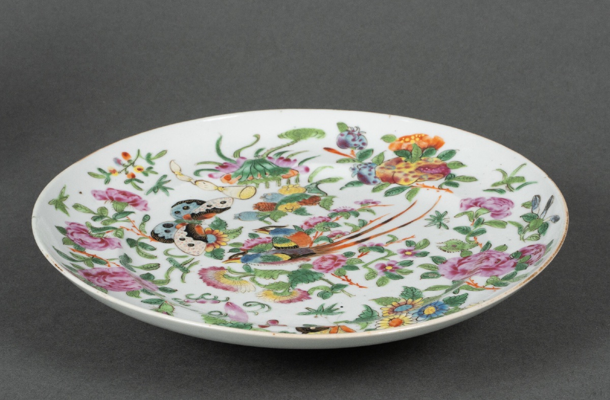 Assiette en porcelaine Canton XIXe décor de papillons-photo-2