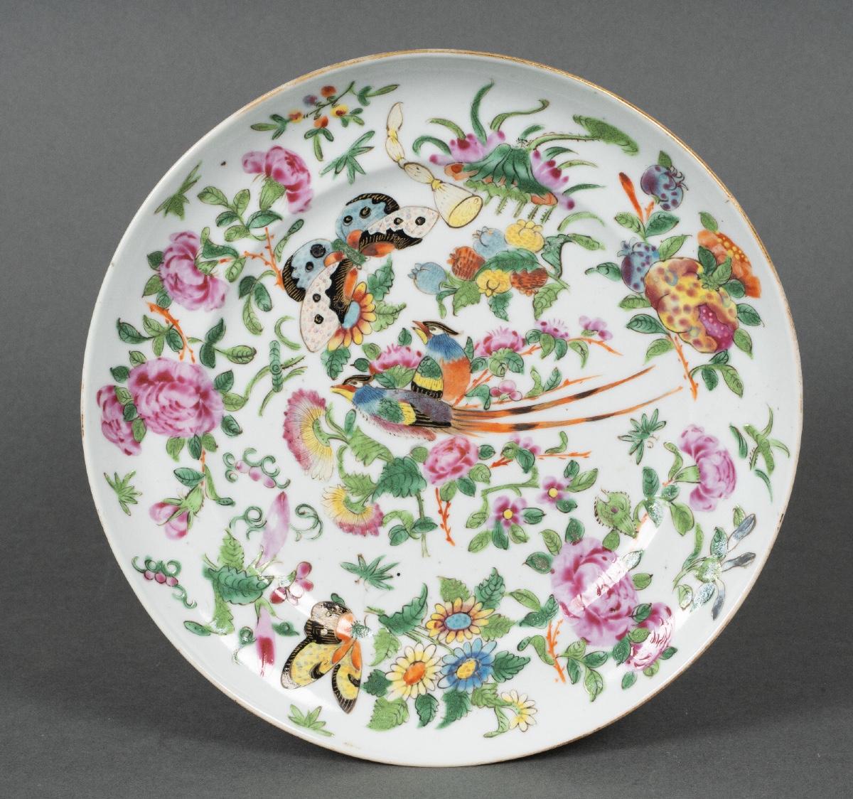 Assiette en porcelaine Canton XIXe décor de papillons