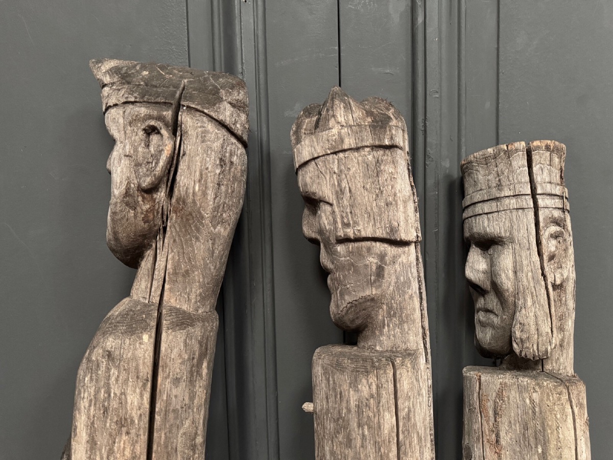 3 totems en bois art populaire représentant les rois mages milieu XXe-photo-1