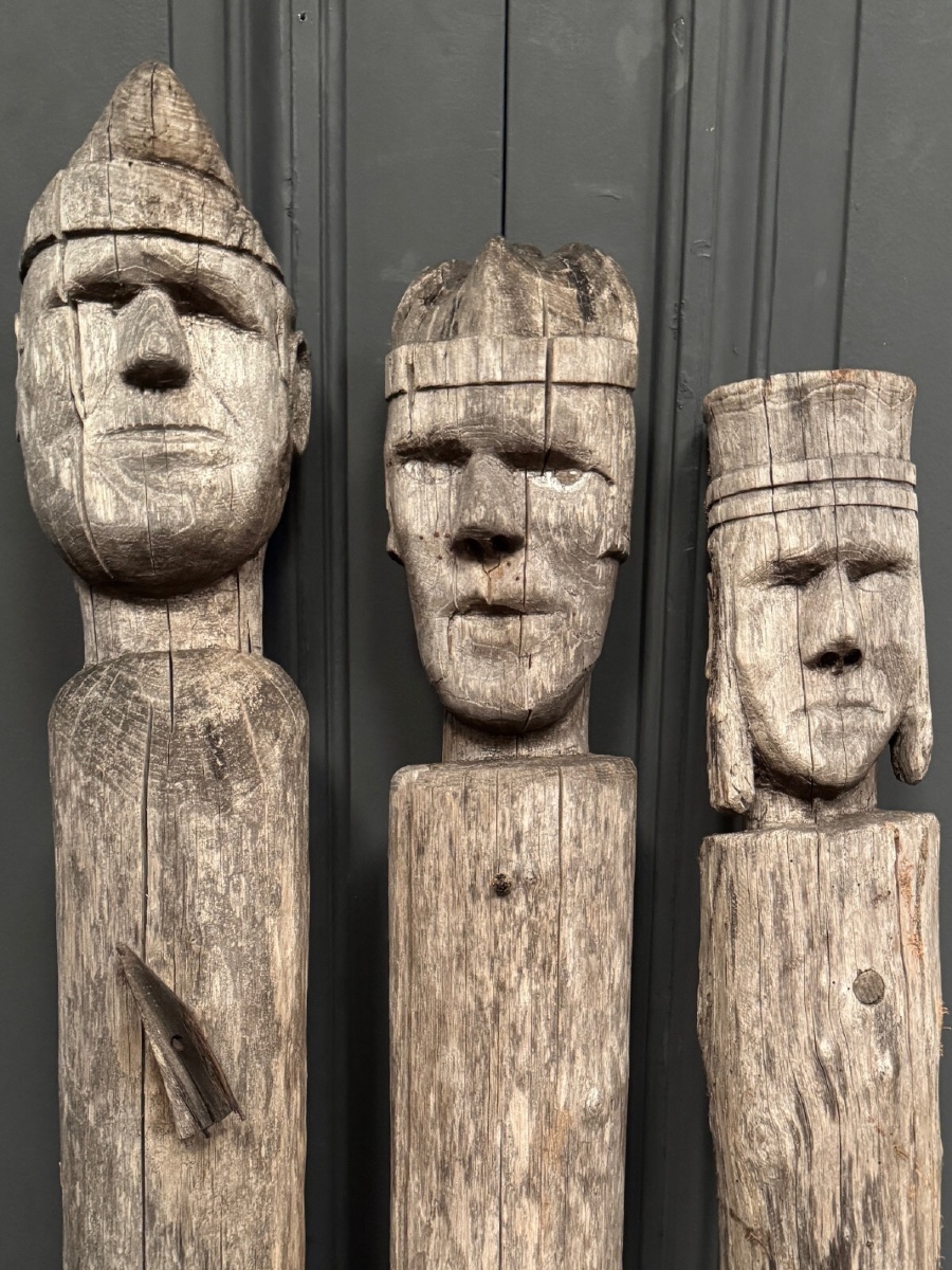 3 totems en bois art populaire représentant les rois mages milieu XXe