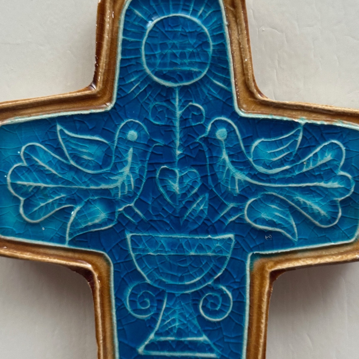 Ceramic Cross With Blue Background And Bird Decoration By Taburet Quimper, 20th Century-photo-3