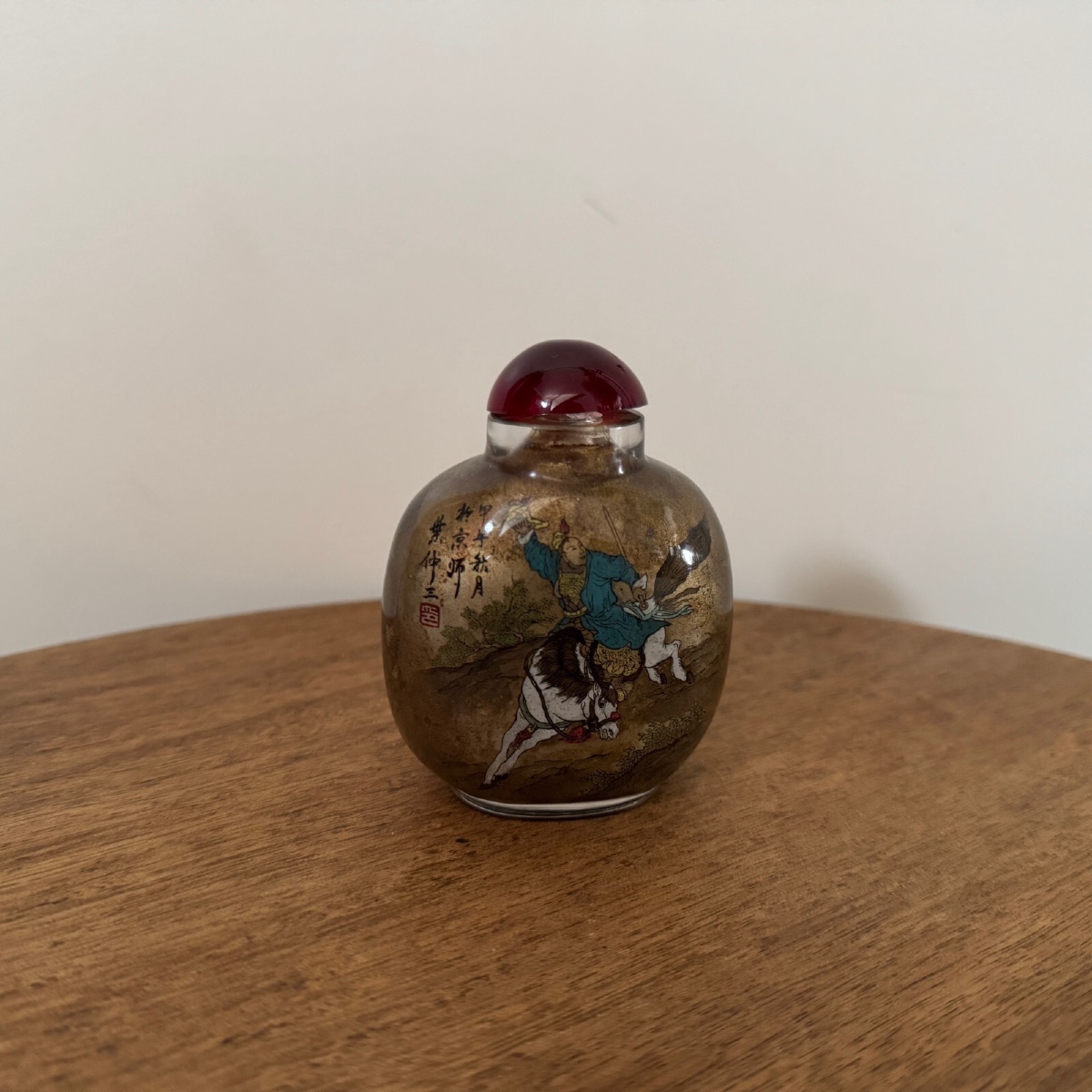 Tabatière chinoise en verre peint début XXe représentant un cavalier