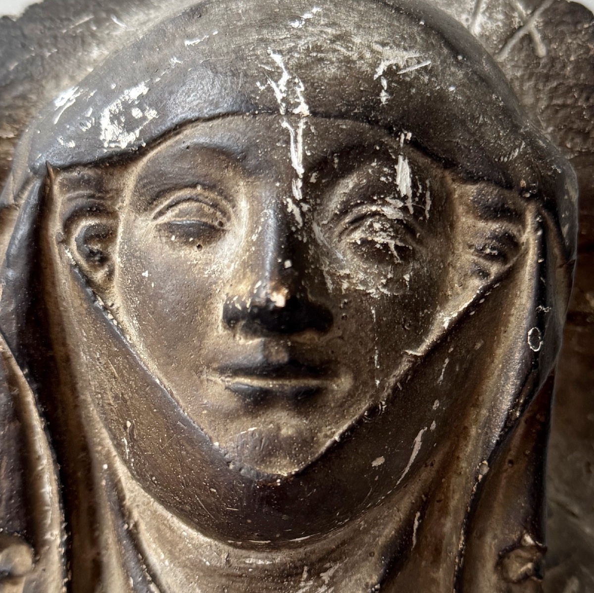 Plâtre d'atelier femme de la Haute Epoque portant un foulard -photo-4