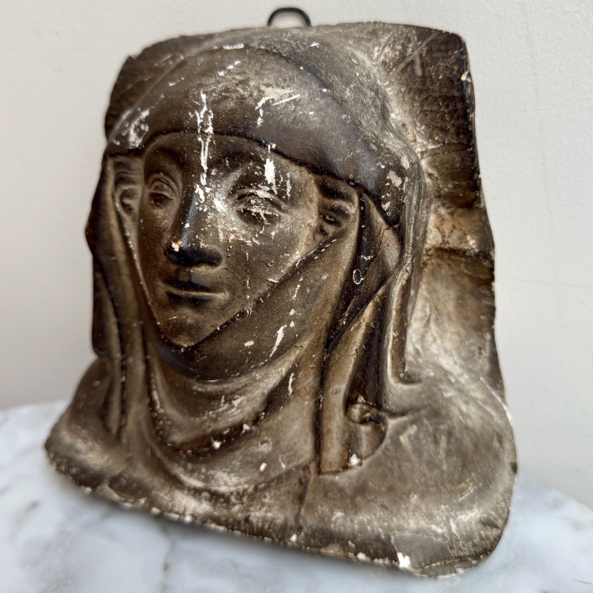 Plâtre d'atelier femme de la Haute Epoque portant un foulard -photo-2